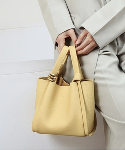 NiiNa(ニーナ)の「【NiiNa】【高品質牛革】本革レザー2wayバケットバッグ(ポーチ付き)(ショルダーバッグ・レディース・カーキ・FREE)」の16枚目の写真