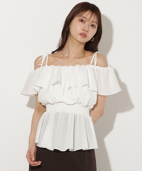 AND COUTURE（アンドクチュール）の「オフショルフリル半袖ブラウス（シャツ/ブラウス・レディース・レッド/イエロー/オフホワイト・FREE）」の2枚目の写真