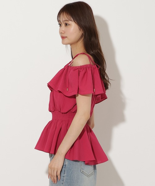 AND COUTURE（アンドクチュール）の「オフショルフリル半袖ブラウス（シャツ/ブラウス・レディース・レッド/イエロー/オフホワイト・FREE）」の5枚目の写真