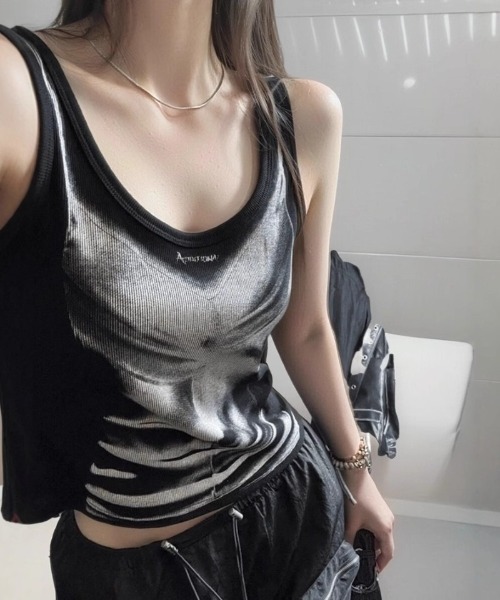 Ritzy(リッツィー)の「モノクロアートグラデプリント U ネックリブタンクトップス(タンクトップ・レディース・ブラック・M)」の1枚目の写真