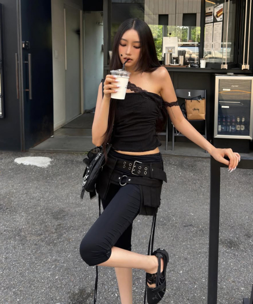 ETRE AU SOMMET(エトレオソメ)の「Lace One-Shoulder Shirring Top (Black)(Tシャツ/カットソー・レディース・その他・FREE)」の1枚目の写真