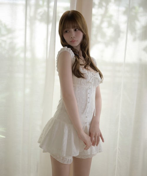 M DOLLY（エムドリー）の「Flower eyelet peplum set up/フラワーアイレットペプラムセットアップ（セットアップ・レディース・ホワイト/ブラック・FREE）」の5枚目の写真