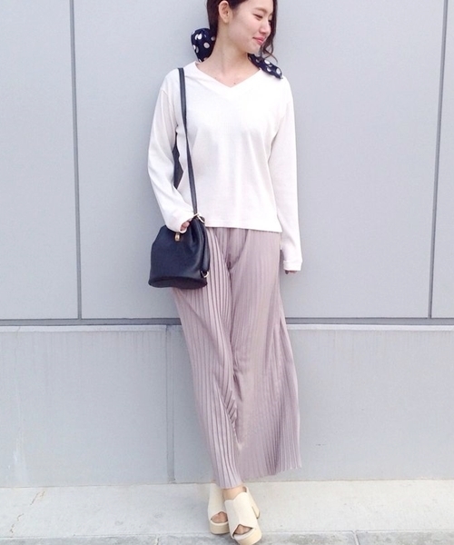 Chico（チコ）の「【who's who Chico】プリーツワイドパンツ（その他パンツ・レディース・オフホワイト/ピンクベージュ/グレー・FREE）」の2枚目の写真