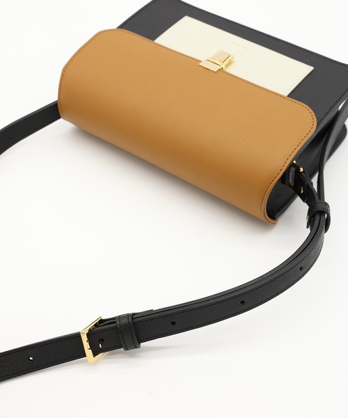 CULLNI(クルニ)の「Leather Tuck Lock Mini Flap Bag(ショルダーバッグ・メンズ・グレー系/ブラック系/ホワイト系/ブラック・ONESIZE)」の19枚目の写真