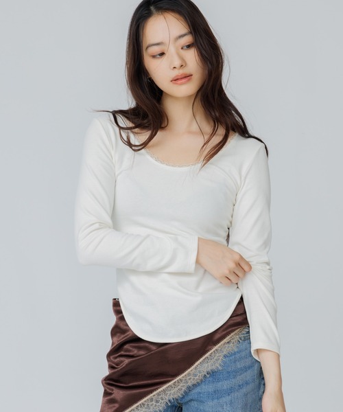SENEE(セニー)の「open back lace trim tops(オープンバックレーストリムトップス)(Tシャツ/カットソー・レディース・アイボリー/ブラック・FREE)」の3枚目の写真
