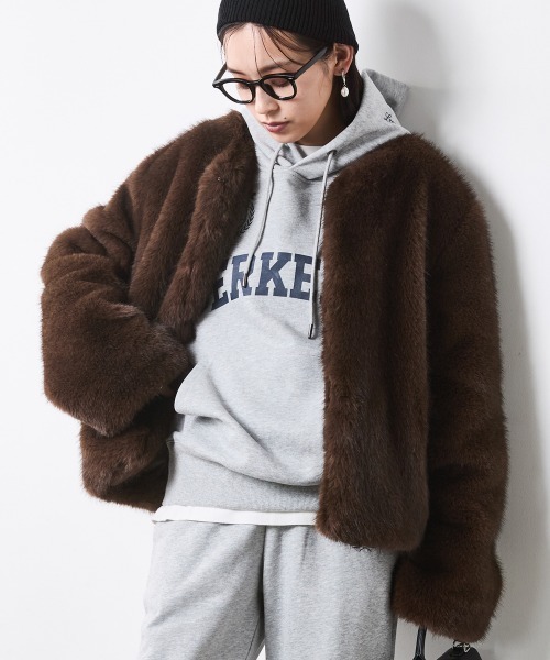 CHIC STYLE(シックスタイル)の「ノーカラーファージャケット<大きいサイズ有>シックスタイル(ノーカラージャケット・レディース・ブラウン系/グレー系・LL/5L/4L/3L/L/M)」の1枚目の写真