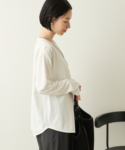 Aunely（オーネリー）の「【Aunely】シルケット大人のラウンドクルーネックプルオーバー＜YOSOOIシリーズ＞（Tシャツ/カットソー・レディース・グレイッシュベージュ/イエロー系/オフホワイト/ダークグレー/ブラック・M/L）」の13枚目の写真