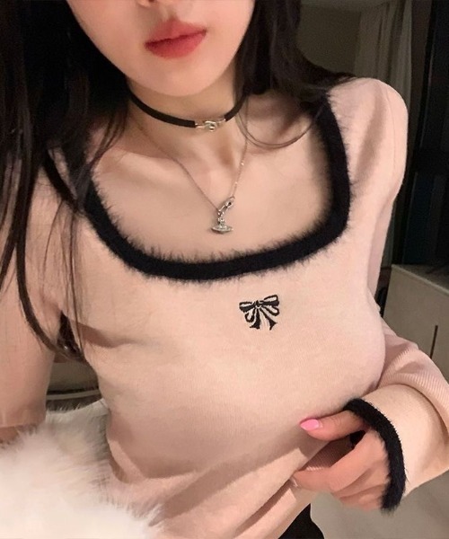AVYL(アヴィル)の「ファーパイピング スクエアネックリボン刺繍ニット(ニット/セーター・レディース・ピンク/ホワイト/ブラック・M)」の1枚目の写真