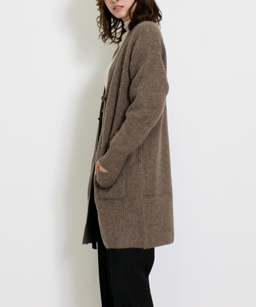 Belta attrice(ベルタアトリーチェ)の「ロイヤルベビーアルパカ100% ヘアリ―畦編み 1ボタン セミロングニットカーディガン(カーディガン/ボレロ・レディース・チャコールグレー/ベージュ/グレー/カーキ・FREE)」の6枚目の写真