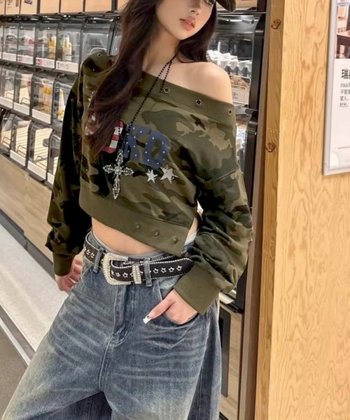 Songe(ソンジュ)の「オフショルダー長袖スウェットトレーナー(スウェット・レディース・カーキ・L/M)」の2枚目の写真