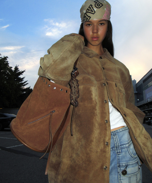 YEOMIMの「beaker bag (suede camel)（ショルダーバッグ・レディース・その他・FREE）」の2枚目の写真