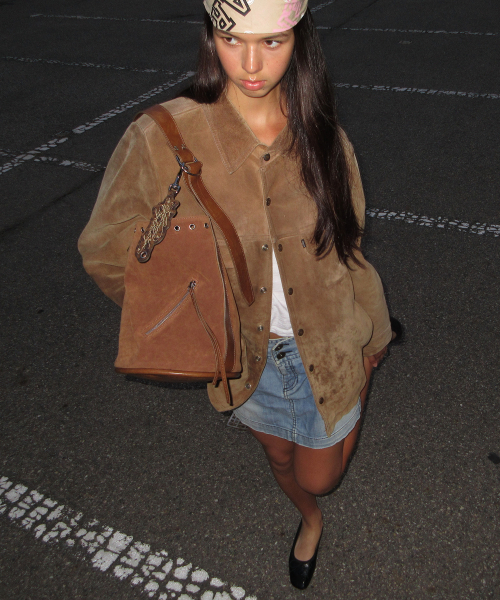 YEOMIMの「beaker bag (suede camel)（ショルダーバッグ・レディース・その他・FREE）」の3枚目の写真