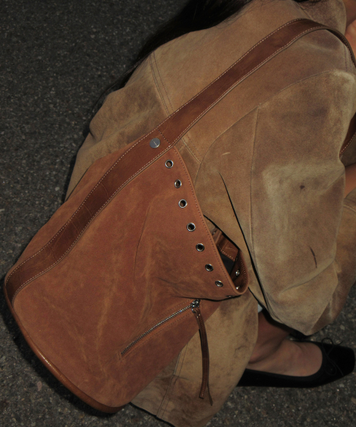 YEOMIMの「beaker bag (suede camel)（ショルダーバッグ・レディース・その他・FREE）」の4枚目の写真