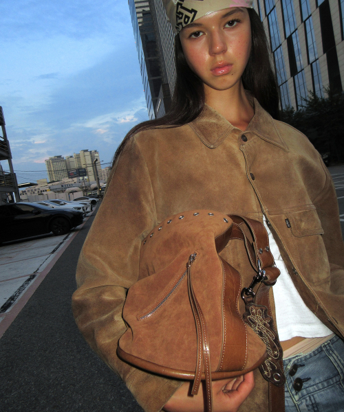 YEOMIMの「beaker bag (suede camel)（ショルダーバッグ・レディース・その他・FREE）」の5枚目の写真