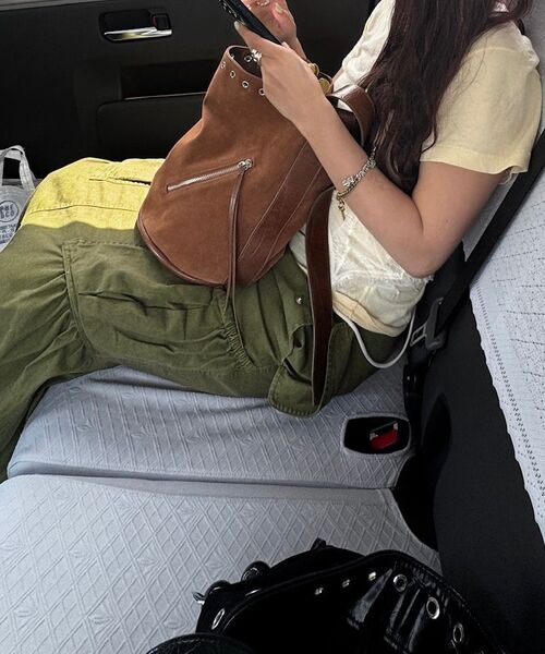 YEOMIMの「beaker bag (suede camel)（ショルダーバッグ・レディース・その他・FREE）」の6枚目の写真