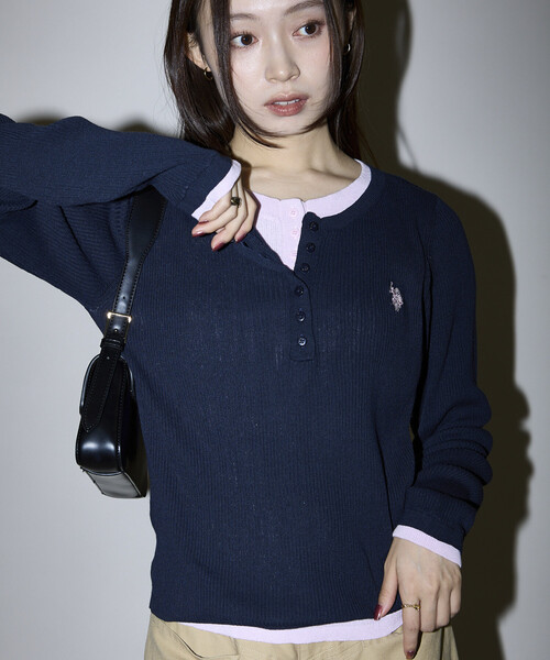 U.S. POLO ASSN.(ユーエスポロアッスン)の「U.S. POLO ASSN. × PUBLUX/ユーエスポロアッスン 別注 ダブル ヘンリーネック レイヤード ニット 限定展開(ニット/セーター・レディース・ブラウン/グレー/ネイビー・フリ-)」の1枚目の写真