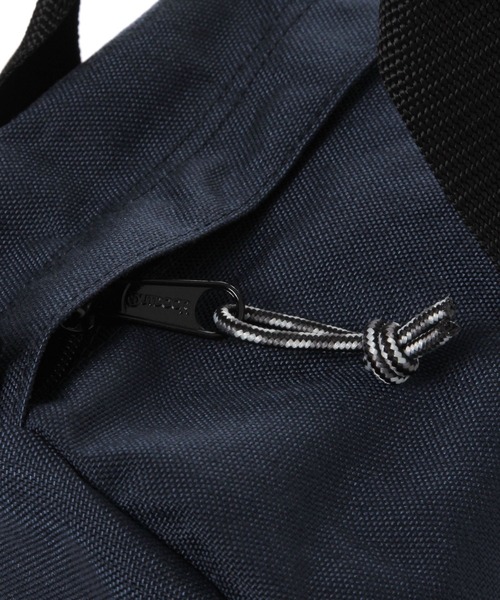 GEORGE'S(ジョージズ)の「【OUTDOOR PRODUCTS】ROLL BOSTON L(ショルダーバッグ・メンズ・ライトベージュ/ネイビー・LARGE)」の7枚目の写真
