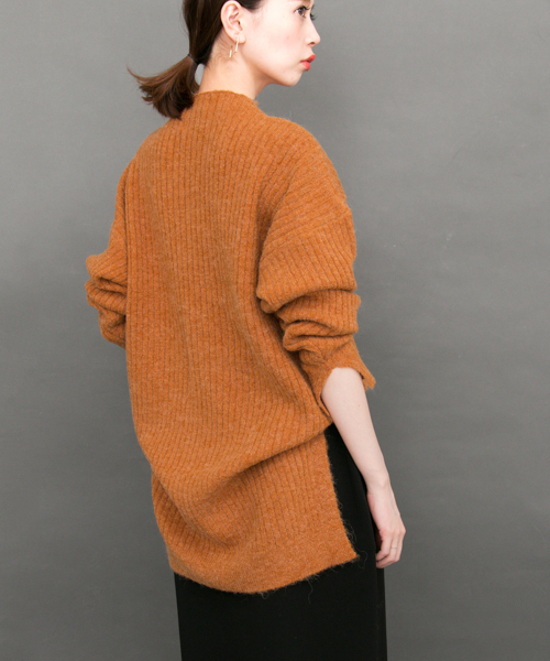 KBF(ケイビーエフ)の「KBF リブサイドスリットプルオーバー(ニット/セーター・レディース・ダークグリーン/オレンジ/オフホワイト/トップグレー・ONE)」の4枚目の写真