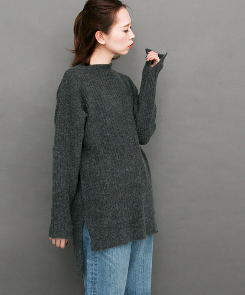 KBF(ケイビーエフ)の「KBF リブサイドスリットプルオーバー(ニット/セーター・レディース・ダークグリーン/オレンジ/オフホワイト/トップグレー・ONE)」の3枚目の写真