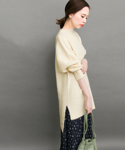 KBF(ケイビーエフ)の「KBF リブサイドスリットプルオーバー(ニット/セーター・レディース・ダークグリーン/オレンジ/オフホワイト/トップグレー・ONE)」の5枚目の写真