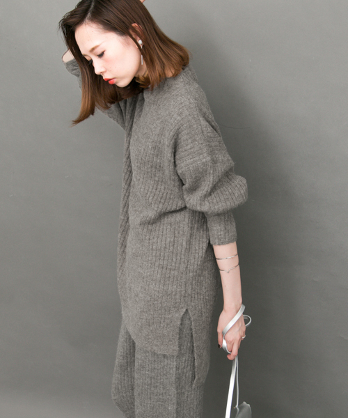 KBF(ケイビーエフ)の「KBF リブサイドスリットプルオーバー(ニット/セーター・レディース・ダークグリーン/オレンジ/オフホワイト/トップグレー・ONE)」の8枚目の写真