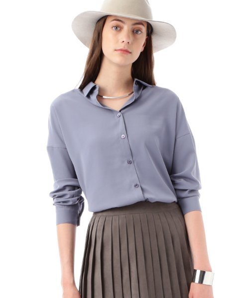 22 OCTOBRE（ヴァンドゥ－オクトーブル）の「【STORY11月号掲載】とろみシャツ（シャツ/ブラウス・レディース・カーキ/オフホワイト/ブルー・38）」の3枚目の写真