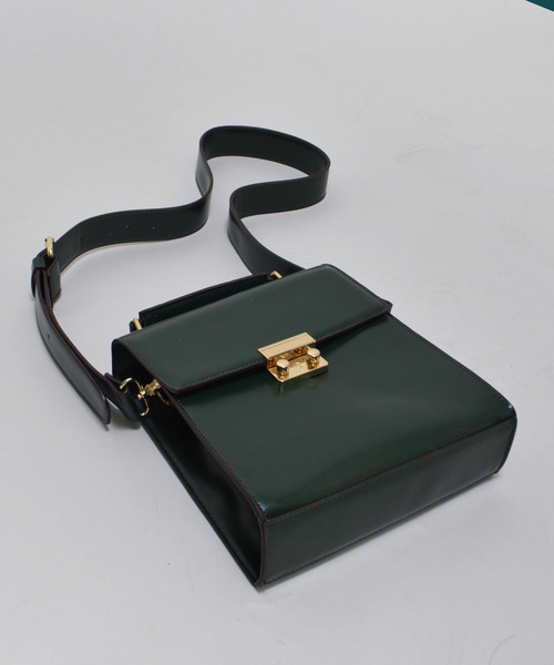 archives（アルシーヴ）の「ガラスPUスクエアショルダーバック（ショルダーバッグ・レディース・グリーン/キャメル/ブラック・MEDIUM）」の3枚目の写真