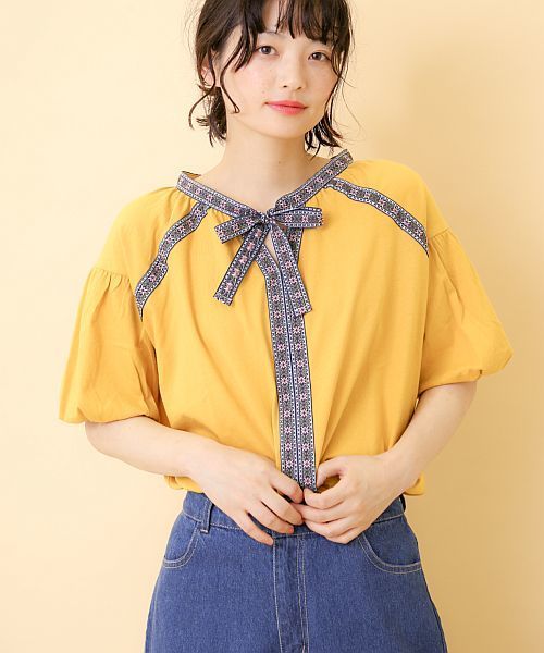 OLIVE des OLIVE(オリーブデオリーブ)の「★チロリアンテーププルオーバー(Tシャツ/カットソー・レディース・オフホワイト/イエロー/ブラック・FREE)」の3枚目の写真