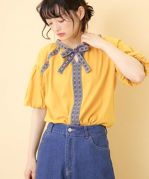 OLIVE des OLIVE(オリーブデオリーブ)の「★チロリアンテーププルオーバー(Tシャツ/カットソー・レディース・オフホワイト/イエロー/ブラック・FREE)」の4枚目の写真
