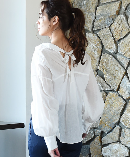 Luz Llena（ラズレナ）の「[綿100%]後ろリボン・ロングカフスシャツ（シャツ/ブラウス・レディース・オフホワイト/カーキ・MEDIUM）」の2枚目の写真