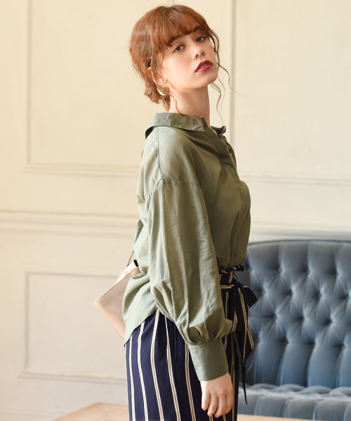 Luz Llena（ラズレナ）の「[綿100%]後ろリボン・ロングカフスシャツ（シャツ/ブラウス・レディース・オフホワイト/カーキ・MEDIUM）」の3枚目の写真