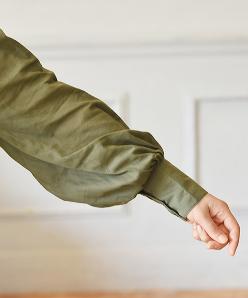 Luz Llena（ラズレナ）の「[綿100%]後ろリボン・ロングカフスシャツ（シャツ/ブラウス・レディース・オフホワイト/カーキ・MEDIUM）」の8枚目の写真