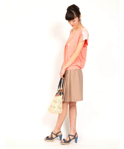 ROPE' PICNIC(ロペピクニック)の「★MORE6月号掲載【女優・多部未華子さん着用】【生活の木×ロペピクニック】肩レース付プルオーバー(Tシャツ/カットソー・レディース・ブルー/サンドベージュ/サーモンピンク/ブラック/ホワイト・38/40)」の5枚目の写真