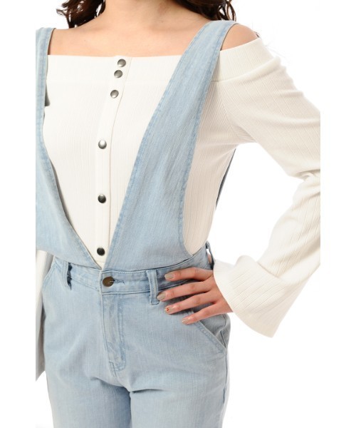 EGOIST（エゴイスト）の「Vカットデニムサロペット（サロペット/オーバーオール・レディース・サックスブルー/ブルー・SMALL/MEDIUM）」の3枚目の写真