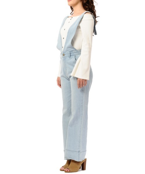 EGOIST（エゴイスト）の「Vカットデニムサロペット（サロペット/オーバーオール・レディース・サックスブルー/ブルー・SMALL/MEDIUM）」の4枚目の写真