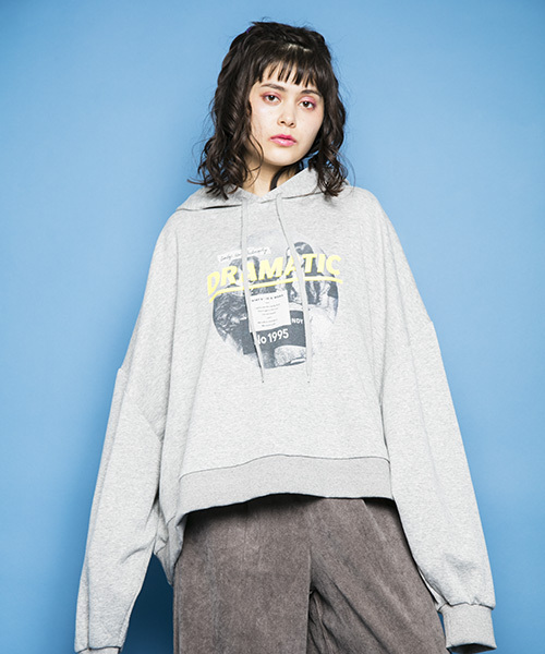 Candy Stripper(キャンディストリッパー)の「DRAMATIC HOODIE(パーカー・レディース・オフホワイト/ブラック/ヘザーグレー・2)」の3枚目の写真