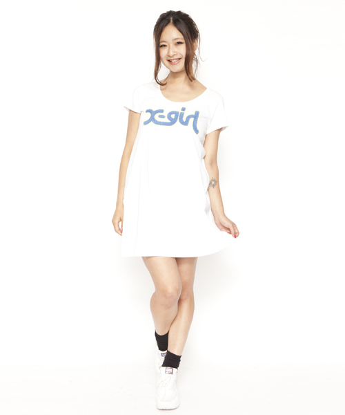 X-girl（エックスガール）の「MILLS LOGO PATCHED S/S TEE DRESS（ワンピース・レディース・ホワイト/ブラック/オレンジ/ネイビー/ライトブルー・2/1）」の2枚目の写真