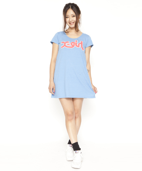 X-girl（エックスガール）の「MILLS LOGO PATCHED S/S TEE DRESS（ワンピース・レディース・ホワイト/ブラック/オレンジ/ネイビー/ライトブルー・2/1）」の4枚目の写真