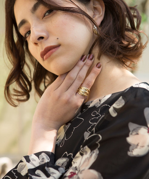 marjour（マージュール）の「OVERLAY VOLUME RING（リング・レディース・シルバー/ゴールド・FREE）」の4枚目の写真