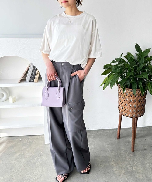 GeeRA（ジーラ）の「オーバーサイズロゴプリントＴシャツ（Tシャツ/カットソー・レディース・ホワイト/カーキ/ブラック/ブラック系その他/ホワイト系その他/オフホワイト/ダークブラック/チャコールグレー/ライトホワイト/ライトブラック・MEDIUM/SMALL/XX-LARGE/LARGE/X-LARGE）」の19枚目の写真