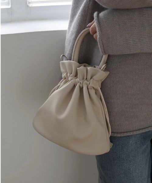 yuue' ( wear )(ユーイ)の「2way ドローストリングワンハンドルレザーミニバッグ(ハンドバッグ・レディース・ブラック/ベージュ・FREE)」の2枚目の写真