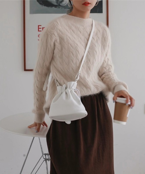 yuue' ( wear )(ユーイ)の「2way ドローストリングワンハンドルレザーミニバッグ(ハンドバッグ・レディース・ブラック/ベージュ・FREE)」の4枚目の写真