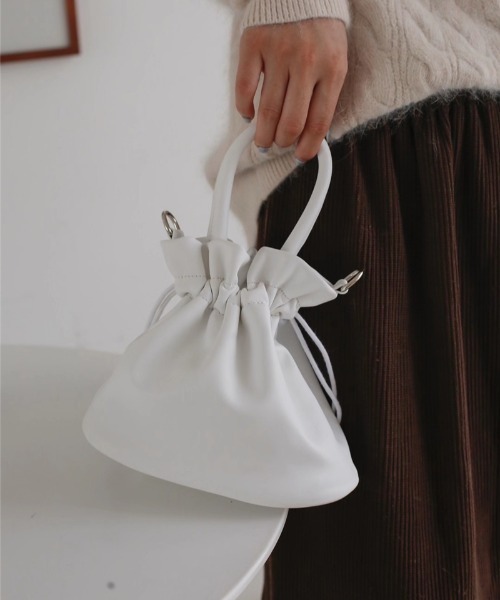 yuue' ( wear )(ユーイ)の「2way ドローストリングワンハンドルレザーミニバッグ(ハンドバッグ・レディース・ブラック/ベージュ・FREE)」の11枚目の写真