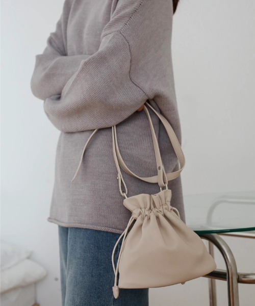 yuue' ( wear )(ユーイ)の「2way ドローストリングワンハンドルレザーミニバッグ(ハンドバッグ・レディース・ブラック/ベージュ・FREE)」の6枚目の写真