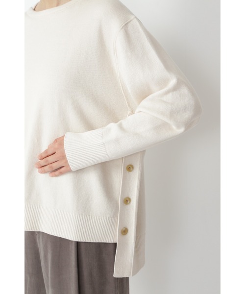 human woman（ヒューマンウーマン）の「◆サイドボタンニットプルオーバー（ニット/セーター・レディース・ホワイト系その他/グレー系その他・MEDIUM）」の6枚目の写真