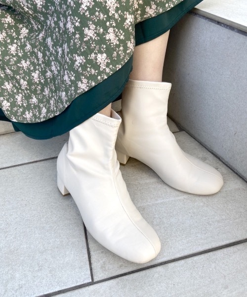 OLIVE des OLIVE（オリーブデオリーブ）の「ストレッチショートブーツ（ブーツ・レディース・ブラック/オフホワイト・MEDIUM/LARGE/SMALL）」の2枚目の写真