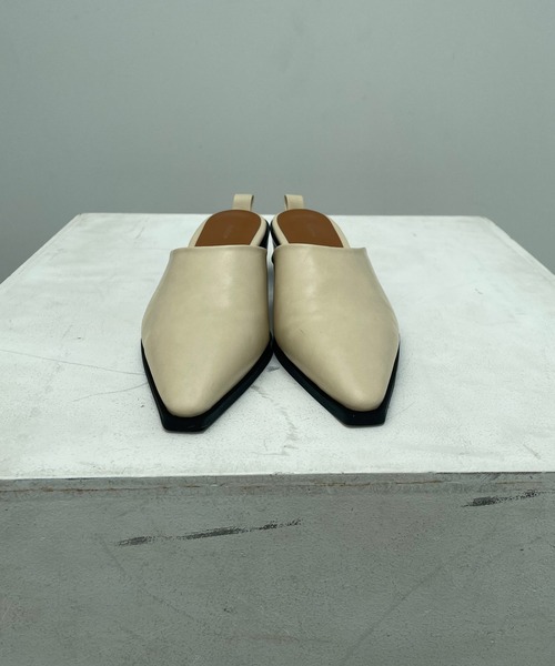 I_am(アイアム)の「chunky mule(パンプス・レディース・ブラック/オフホワイト/キャメル・S/M/L)」の2枚目の写真