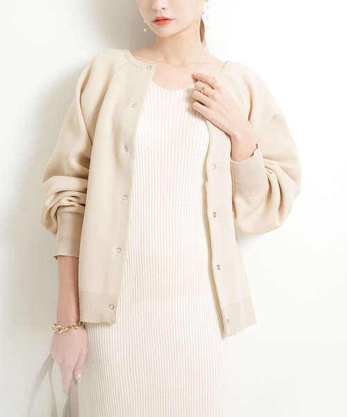 Newlyme（ニューリーミー）の「美肌映えラグランボリュームカーディガン（カーディガン/ボレロ・レディース・ベージュ/パープル/ピンク/ライトグレー/ブラック/アイボリー/ブルー/ブラウン・LL～3L/M-L）」の2枚目の写真