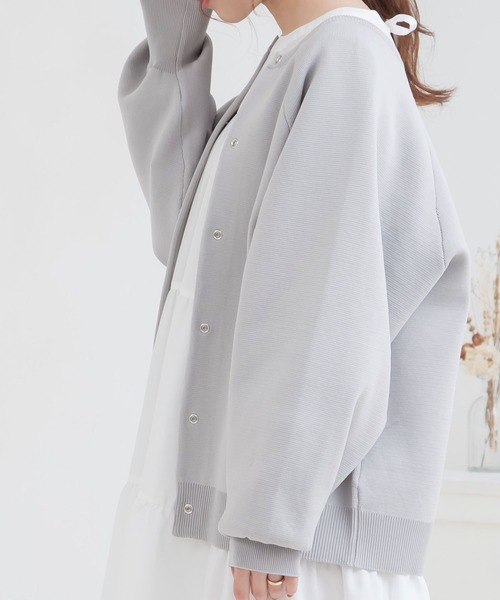 Newlyme（ニューリーミー）の「美肌映えラグランボリュームカーディガン（カーディガン/ボレロ・レディース・ベージュ/パープル/ピンク/ライトグレー/ブラック/アイボリー/ブルー/ブラウン・LL～3L/M-L）」の4枚目の写真