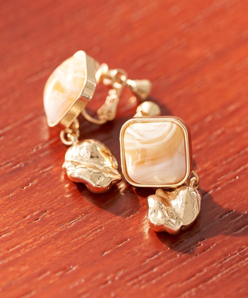 earth music&ecology（アースミュージックアンドエコロジー）の「スクエアアクリルイヤリング ＊（イヤリング・レディース・アイボリー/ブラウン/ダークグリーン・FREE）」の2枚目の写真